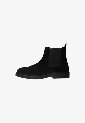 Zwarte suède Chelsea-boots met elastische zijkanten en een trekband, voorzien van een gestructureerde rubberen zool. Klassiek enkelhoog ontwerp.