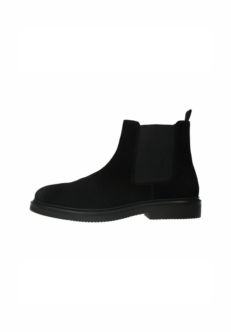 Bottines Chelsea en daim noir avec des panneaux latéraux élastiques et une languette, dotées d'une semelle en caoutchouc texturé. Design classique à mi-mollet.