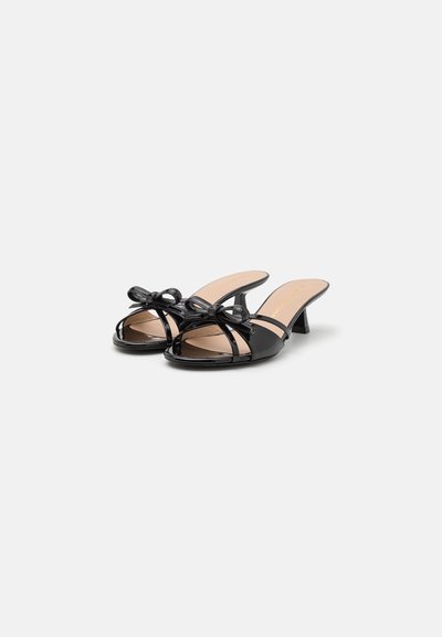 Stuart Weitzman FELICITY BOW SLIDE - Mules à talons - black