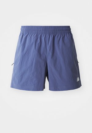 Herren Shorts in einem hellvioletten Farbton, aus leichtem Stoff gefertigt. Sie verfügen über einen elastischen Bund, seitliche Taschen und ein Logo am Saum.