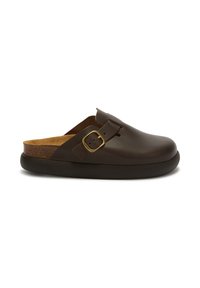 Zoccolo in pelle marrone con fibbia dorata regolabile e suola nera, dotato di una soletta in sughero sagomata visibile all'interno.