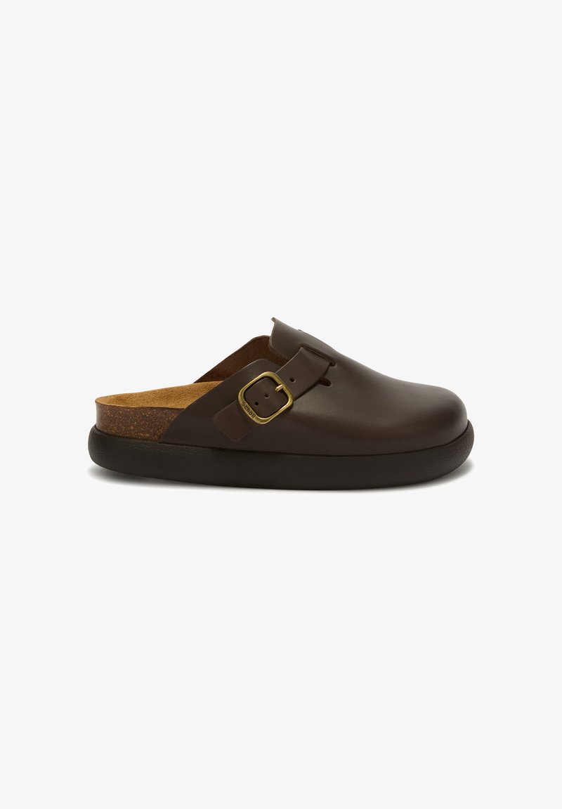 Sabot en cuir marron à enfiler avec boucle dorée ajustable et semelle noire, présentant une semelle intérieure en liège moulée visible.