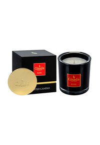 Schwarzes Glaskerzenglas mit weißem Wachs, goldenem Deckel und einem auffälligen roten Etikett mit der Aufschrift "Gisada Rose." Begleitet von einer passenden schwarzen Box.