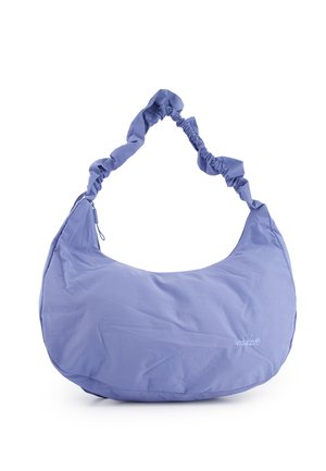 Lyse lilla skuldertaske med rynket rem og lynlås, med lille hvid "Venezia"-logo i nederste højre hjørne.