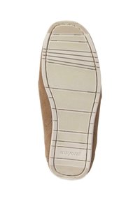 Suela de zapatos de ante beige con base de goma blanca texturizada. Presenta ranuras horizontales y verticales para tracción. "Mayoral" grabado en el lateral.