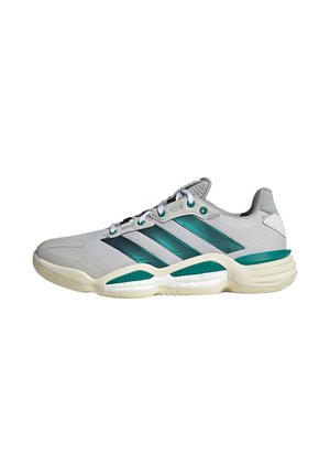 Sneaker sportiva grigia e verde con tomaia in mesh, suola bianca e tre strisce verdi laterali, vista dal lato esterno.