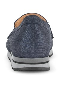 Marineblauwe instap schoenen van textiel met een lichtgrijze zool en een contrasterende bruine binnenvoering. Beschikt over een eenvoudig, minimalistisch ontwerp.