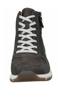 Bottines montantes en cuir gris foncé avec des lacets blancs et des détails de fermeture éclair, surface texturée, col rembourré et semelle en caoutchouc blanche.
