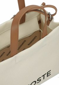 Lacoste HERITAGE 27 CM - Rankinė - natural tan
