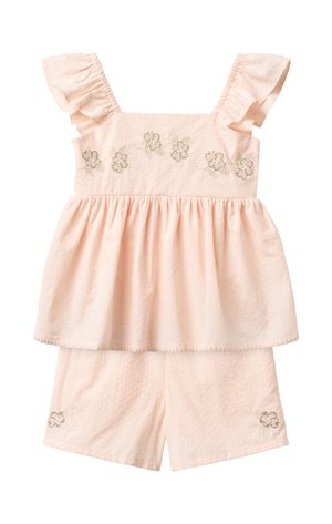 Completo per bambina piccolo di due pezzi color rosa chiaro con spalline arricciate, ricamo floreale sulla maglietta e sui pantaloncini, e finitura in tessuto strutturato.