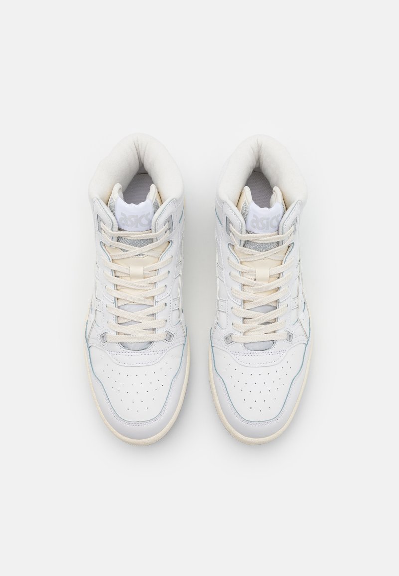 Weißlederne High-Top-Sneaker mit cremefarbenen Akzenten. Verfügt über eine perforierte Zehenbox, einen gepolsterten Kragen und kontrastierende blaue Nähte.