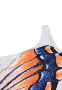 Een een-schouder badpak met een vlindervleugelafbeelding in oranje, blauw en zwart op een witte achtergrond, van gladde, rekbare stof.