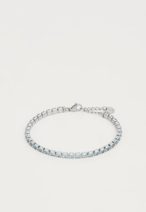 Bracciale in argento con gemme quadrate azzurro chiaro e chiusura a moschettone su uno sfondo bianco.
