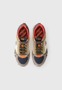 Grijze en blauwe sportschoenen met oranje en gele accenten, van stof en suède materialen, rubberen zool en een gemusterde binnenvoering.