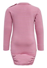 Långärmad rosa bodysuit med breda horisontella ränder i ljusrosa och mörkare rosa. Har en rynkad design nertill och knappstängning på axlarna.