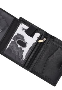 Sort læderpung åbnet for at vise to gennemsigtige ID-vinduer, et lynlåslomme og flere kortlommer med en tekstureret finish.