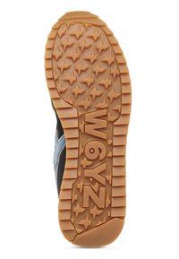 Černé a šedé tenisky s texturovanou gumovou podrážkou se vzorem hvězd a vyraženým "W69YZ". Barva podrážky je světlohnědá.