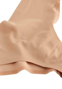 Nude tyg-bh med slät, elastisk textur och sömlös design. Har en subtil glans och mjuka kanter för komfort.