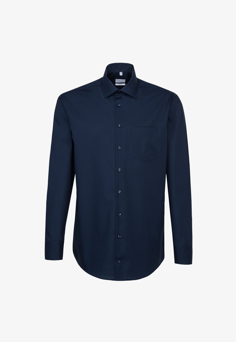 Camicia a maniche lunghe blu navy realizzata in tessuto liscio, con chiusura frontale a bottoni, taschino sul lato sinistro del petto e colletto classico.