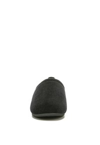 Zwarte zachte stoffen slipper met een ronde neus, gestructureerd oppervlak en minimalistisch ontwerp. Lichte zool benadrukt het comfort.