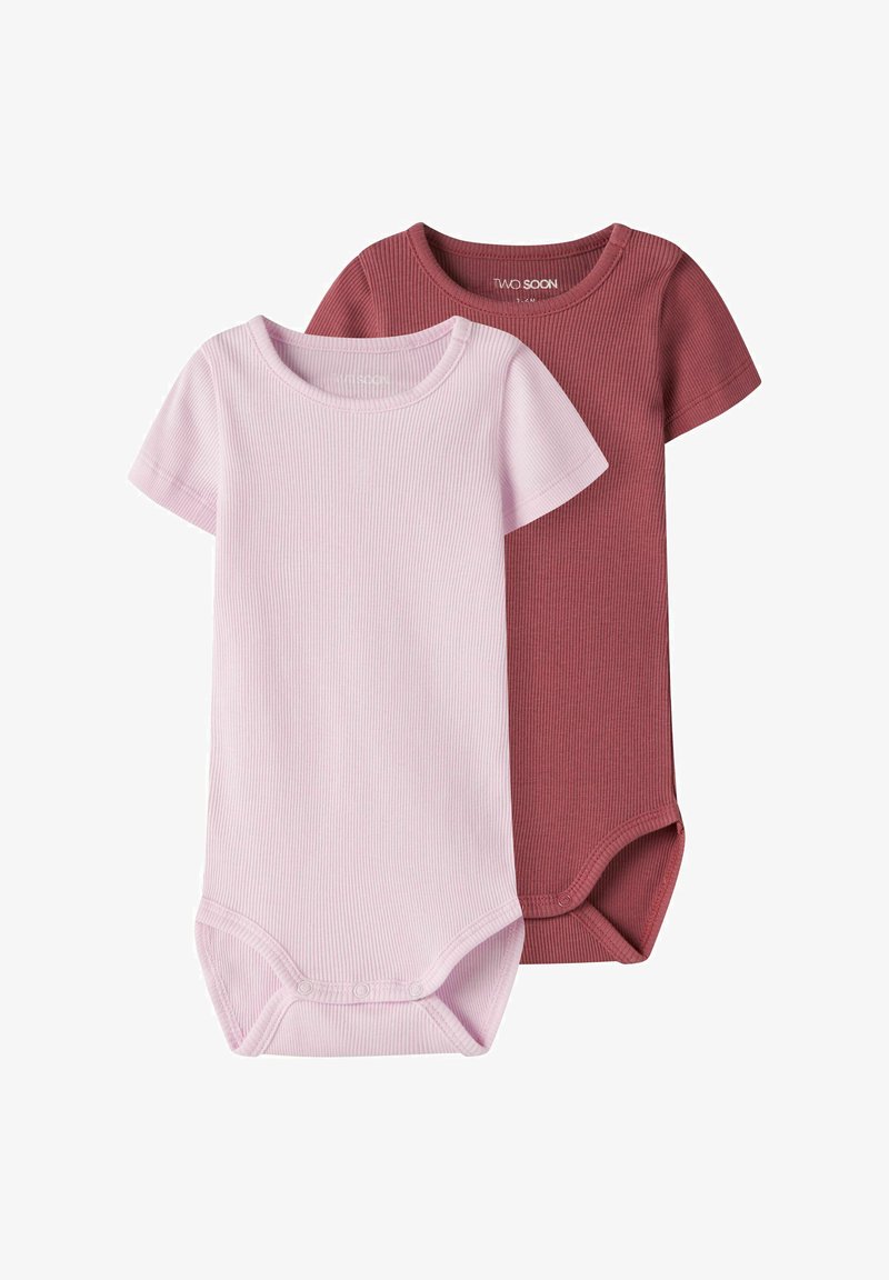 Deux bodies pour bébé en coton côtelé à manches courtes, l'un rose clair et l'autre rouge atténué, présentés à plat sur un fond blanc.