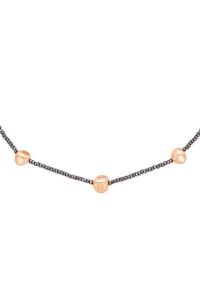 Grå perlekæde med tre runde, glatte kobberdetaljer. Perlerne er ens i størrelse og skaber et delikat og minimalistisk design.