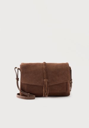 Bruine suède crossbodytas met gevlochten kwastdetail op het voorste klepje en verstelbare schouderriem.