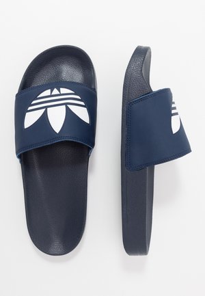 ADILETTE LITE - Sandalias planas - conavy/ftwwht/conavy