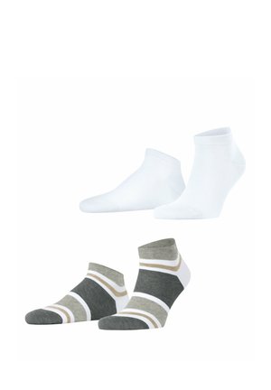 Zwei Paar Knöchelsocken: ein Paar weiß, schlicht, und das andere grau mit einem Streifenmuster in Weiß und Beige. Beide haben einen engen Sitz und eine weiche Textur.