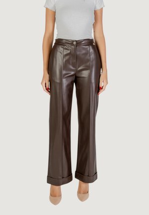 Pantalons large en cuir marron avec une texture lisse, dotés de poches avant et d'une fermeture à bouton, d'ourlets retroussés et d'un design sur mesure.
