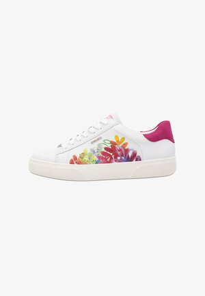 Sneakers bianchi in pelle con un vivace motivo floreale ai lati, accenti rosa sul tallone e suola piatta in gomma. Chiusura con lacci, texture liscia.