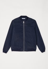 Veste bomber bleu marine avec fermeture éclair frontale, col, poignets, bas en côtes et deux poches latérales, posée à plat sur fond blanc.