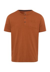 T-shirt z krótkim rękawem, okrągłym dekoltem, w kolorze przypalanej pomarańczy, z zapięciem na trzy guziki i kieszenią na lewym piersi. Wykonany z miękkiej bawełny.