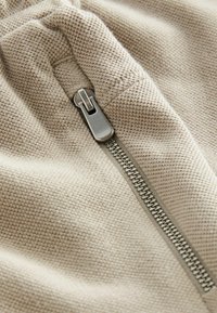 Next TEXTURED T-SHIRT AND SHORTS SET - Šortky - cement stone