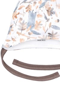 Puuvillapipo, jossa on valkoinen pohja ja sininen kettu- ja lehtikuviot beigen ja ruskean sävyissä. Siinä on ruskeat nauhat ja "Valmistettu EU:ssa" -tarra.