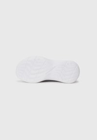 Schuhsohle mit einer strukturierten weißen Oberfläche und Zickzackmustern für besseren Halt, konzipiert für optimale Traktion und Stabilität in der Bewegung.