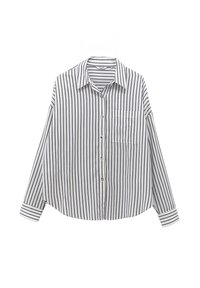 Camicia bianca con bottoni, caratterizzata da righe verticali nere, taschino sul petto e maniche lunghe con polsini abbottonati, esposta su uno sfondo bianco.