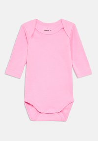 Φορμάκι μωρού με μακριά μανίκια σε έντονο ροζ βαμβακερό ύφασμα, με στρογγυλή λαιμόκοψη και κουμπώματα στο κάτω μέρος για εύκολο ντύσιμο.