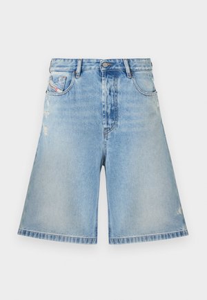 Pantaloncini in denim azzurro chiaro con dettagli sbiaditi e usurati, dotati di tasche anteriori, passanti per cintura e chiusura con bottone.