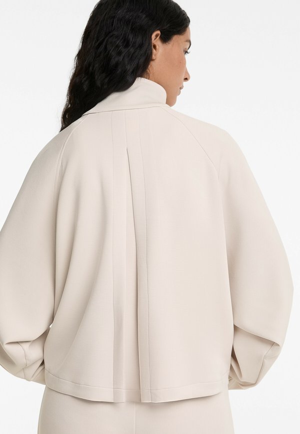 PLEATED BACK SOFT TOUCH - Leichte Jacke - stone