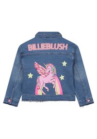 Kurtka dżinsowa w przygaszonym niebieskim kolorze, z dużym różowym wzorem jednorożca, tęczą w wielu kolorach, gwiazdami oraz napisem "BILLIEBLUSH" w ozdobnych literach.