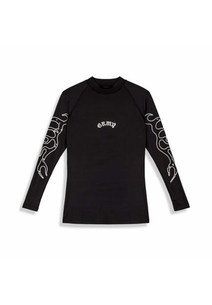 Schwarzes Langarmshirt mit weißen Flammendesigns auf den Ärmeln und weißem "GRMY"-Text in gotischer Schrift zentriert auf der Brust.