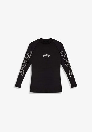 Maglietta nera a maniche lunghe con disegni di fiamme bianche sulle maniche e testo bianco "GRMY" in carattere gotico al centro del petto.