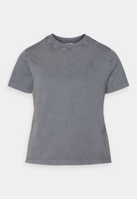 T-shirt en coton gris avec un col rond, des manches courtes et un petit logo brodé sur la poitrine. Texture douce et design décontracté.