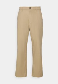 Beiga raka byxor med bältesöglor, knapp i fram och dragkedja, visade mot en vit bakgrund.