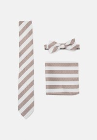Ensemble de cravate rayée, nœud papillon et pochette en blanc et marron clair. Tissu texturé avec des rayures diagonales mettant en valeur un design coordonné.