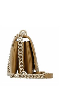 Borsa a mano in pelle marrone con una texture trapuntata, tracolla in catena dorata e una forma strutturata. Presenta un manico superiore e dettagli in hardware argentato.