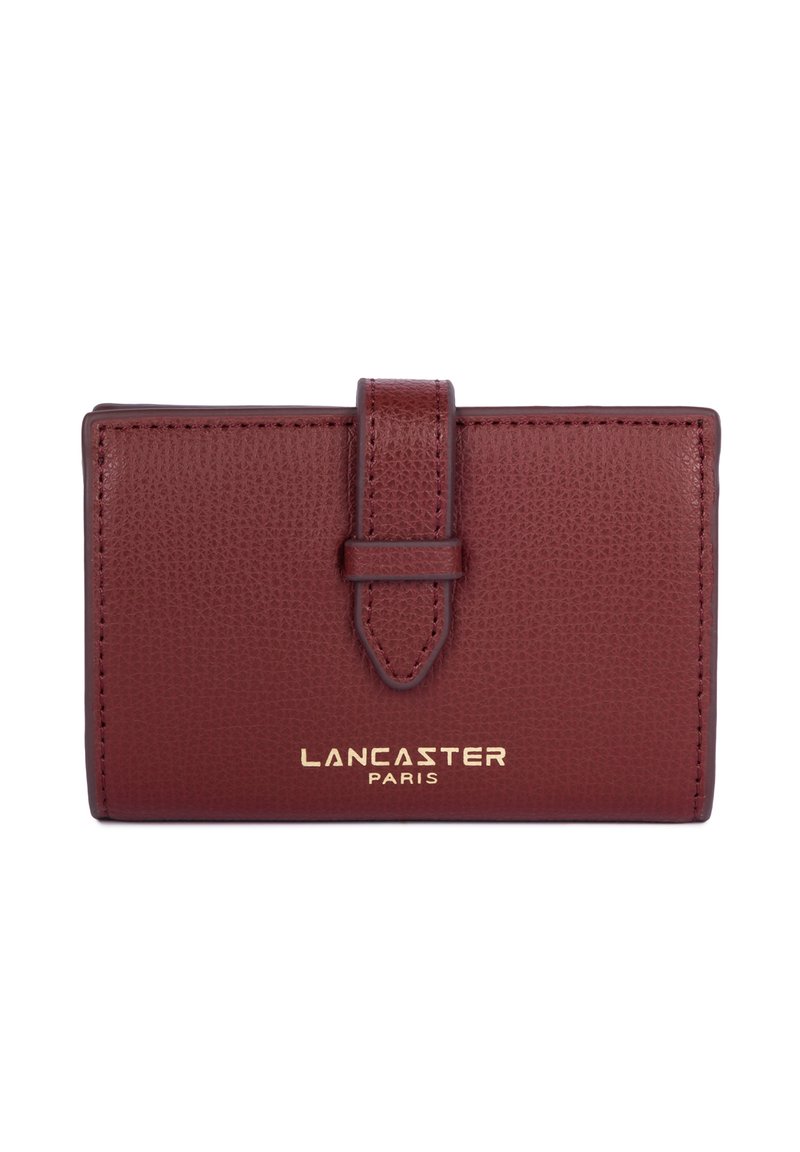 Portafoglio in pelle bordeaux con finitura texture, dotato di un risvolto anteriore fissato da una tracolla e del logo in oro stampato "LANCASTER PARIS".