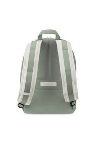 Mochila verde con correas blancas, que presenta una textura suave, respaldo acolchado, asa superior y un parche de logo en el panel frontal.