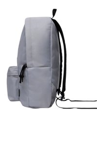 Uno zaino grigio presenta un esterno liscio, una forma rettangolare, spallacci neri regolabili e una tasca laterale con chiusura a coulisse.